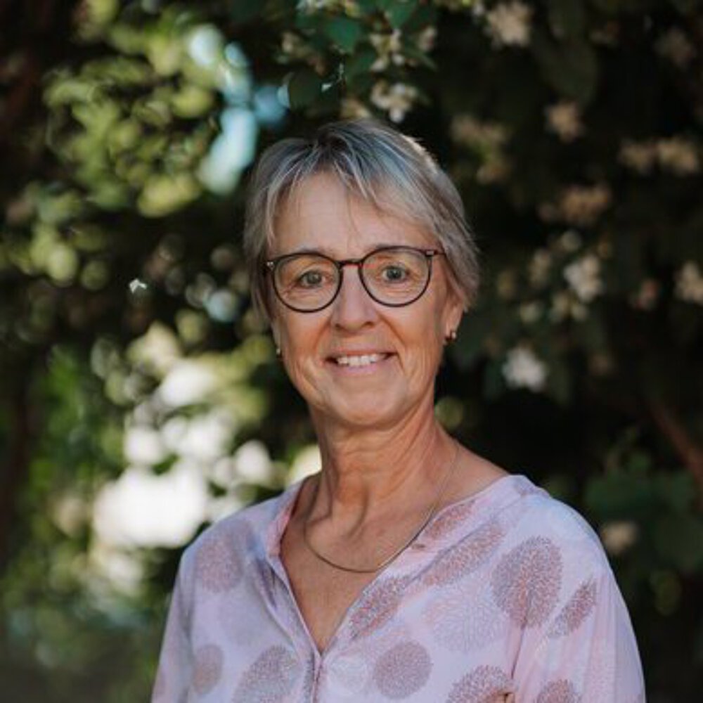 Petra stellv. Leitung Montessori Kindergarten Tümplingstrasse Petra stellv. Leitung Montessori Kindergarten Tümplingstrasse Brille vor grünem Hintergrund