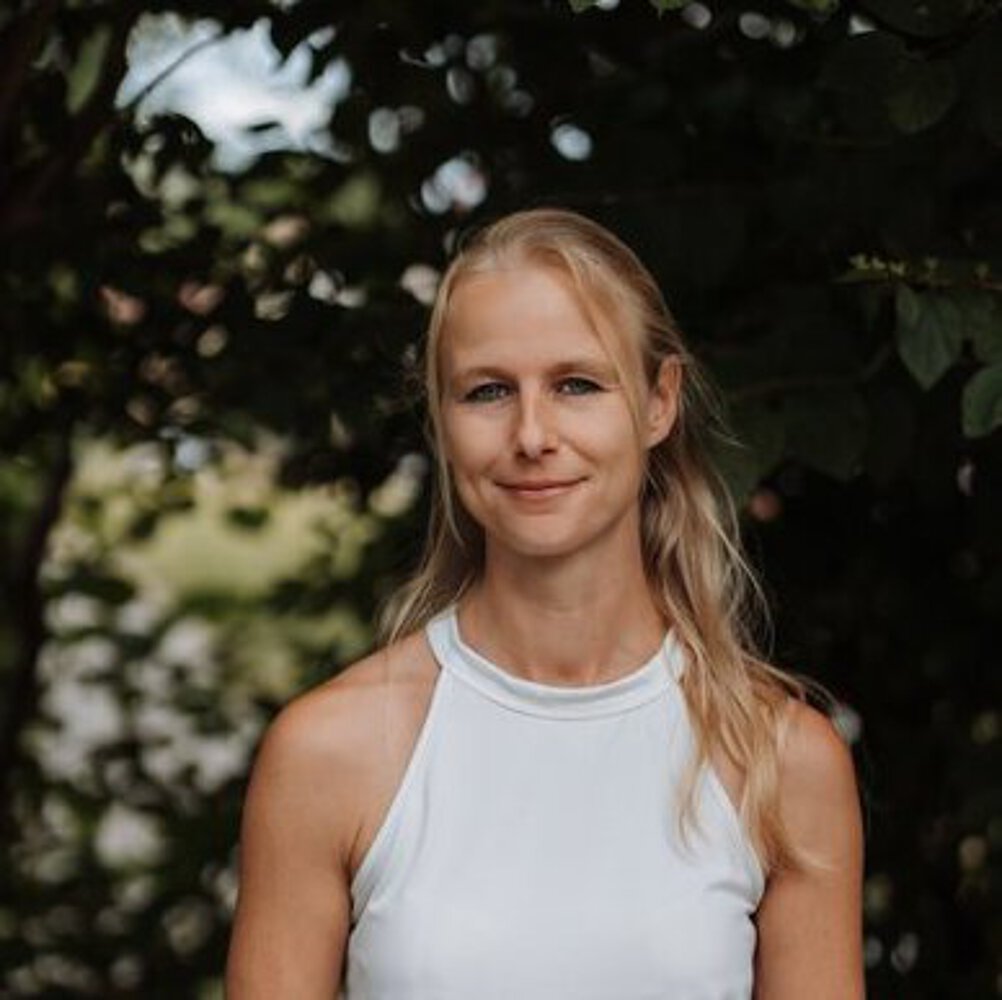Sandra Montessori Kindergarten Tümplingstrasse FRau blond Zopf Shirt weiß Sandra Montessori Kindergarten Tümplingstrasse Frau blond lange Haare Zopf Shirt weiß