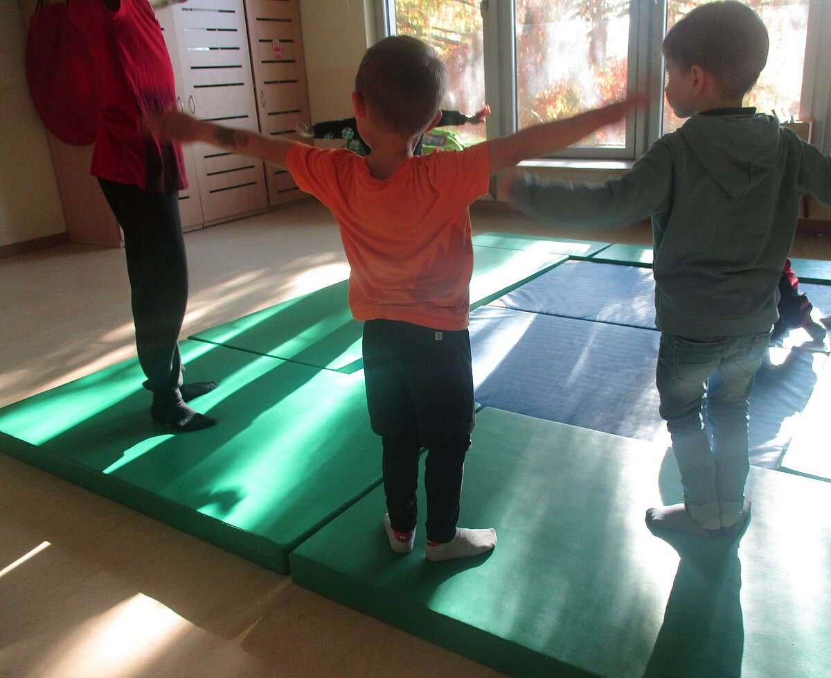 Kinder machen Turnübungen