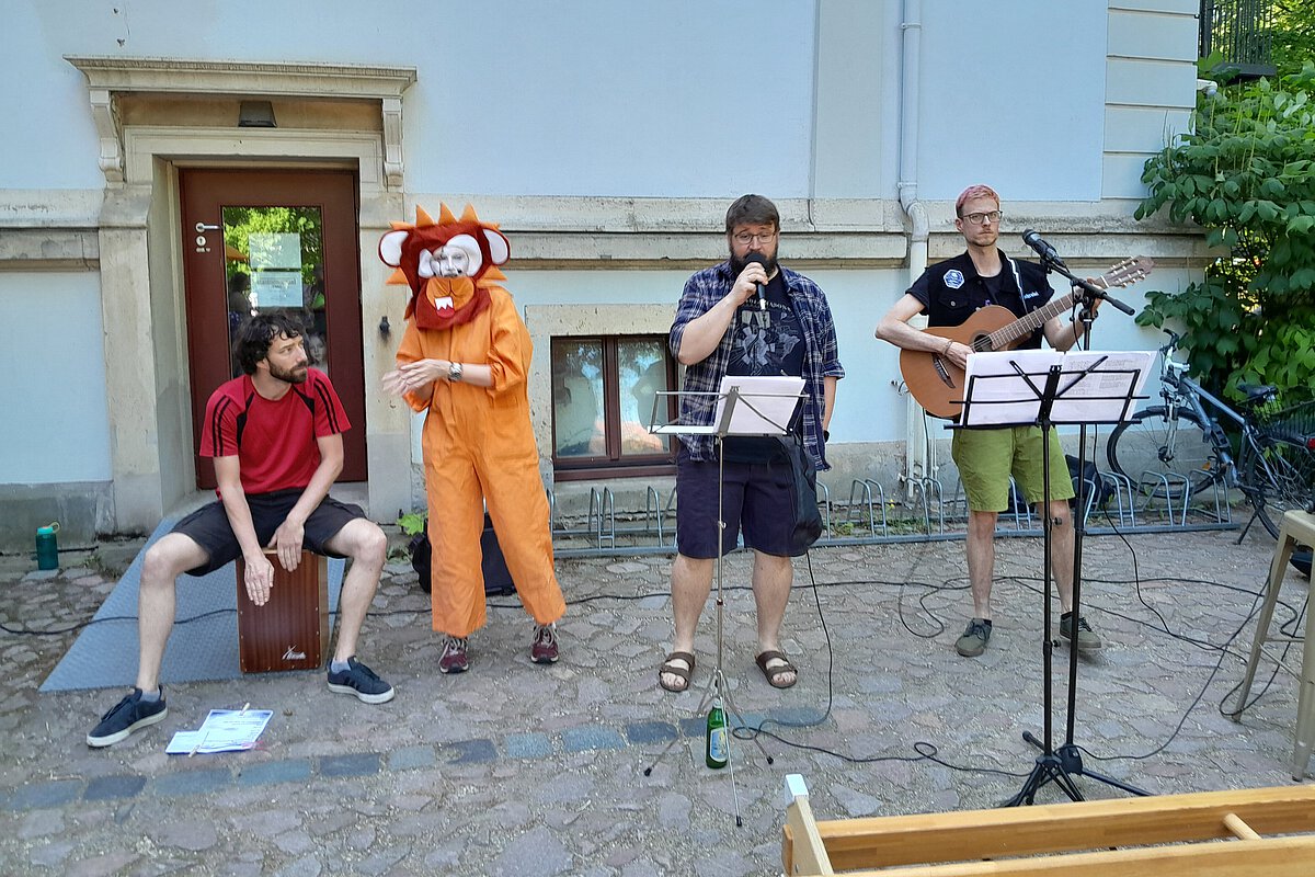 Die legendäre Pädagogenband der Kita Lowi spielen ein paar Lieder zum Mitklatschen und Mitsingen.