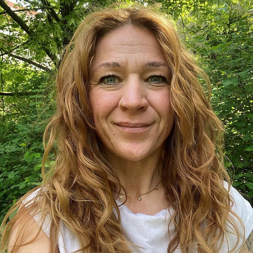 Einrichtungsleitung Kindertagesstätte Striesener Entdeckerland Ina Helbig Portraitfoto Einrichtungsleitung Kindertagesstätte Striesener Entdeckerland Ina Helbig vor grünem, natürlichen Hintergrund