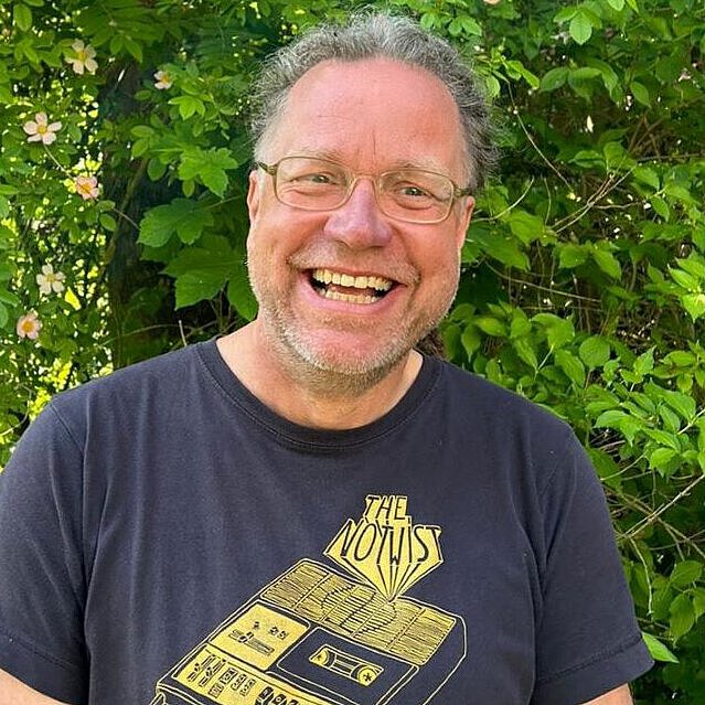 Einrichtungsleitung Soziale Dienste in Jena André Zacharias Portrait Einrichtungsleitung Soziale Dienste in Jena André Zacharias vor grünem natürlichen Hintergrund