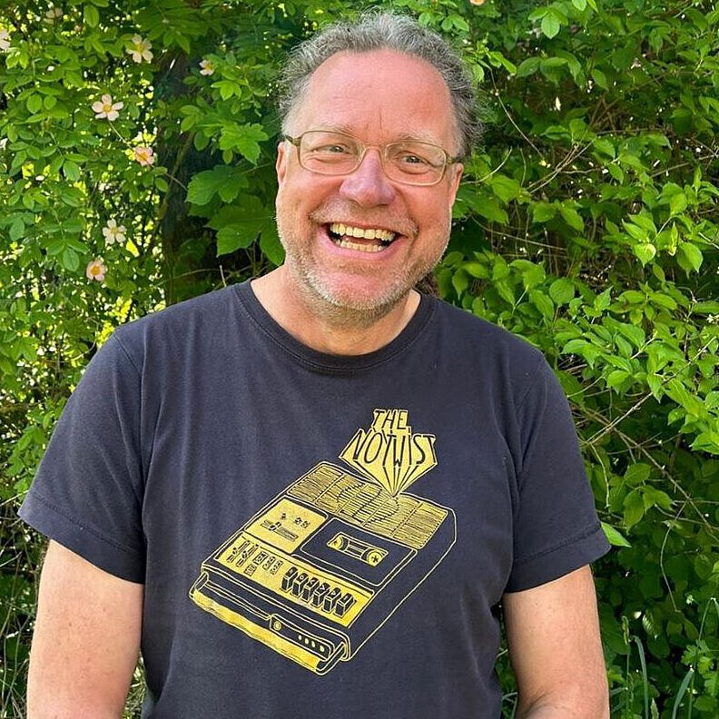 Einrichtungsleitung Soziale Dienste in Jena André Zacharias Portrait Einrichtungsleitung Soziale Dienste in Jena André Zacharias vor grünem natürlichen Hintergrund