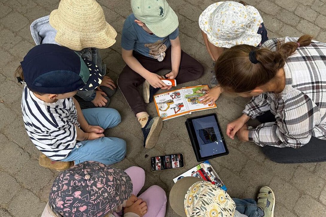 Medienkompetenz fördern: Der Kneipp-Kindergarten Kinderwelt entwickelt ein Medienkonzept Kinder beschäftigen sich gemeinsam mit digitalen und analogen Medien während eines Bildungsangebots zur Medienkompetenz in der Kita.