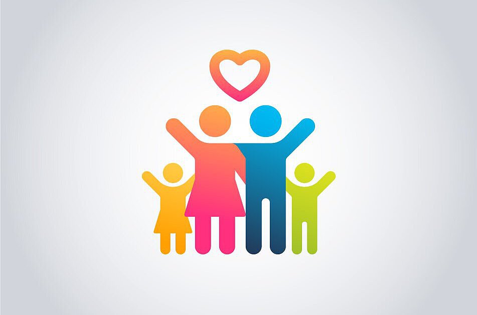 Unsere Angebote im Überblick Vier stilisierte Personen unterschiedlicher Größe stehen nebeneinander mit erhobenen Armen, darüber ein Herzsymbol als Zeichen für Gemeinschaft, Fürsorge und familienunterstützende Angebote.