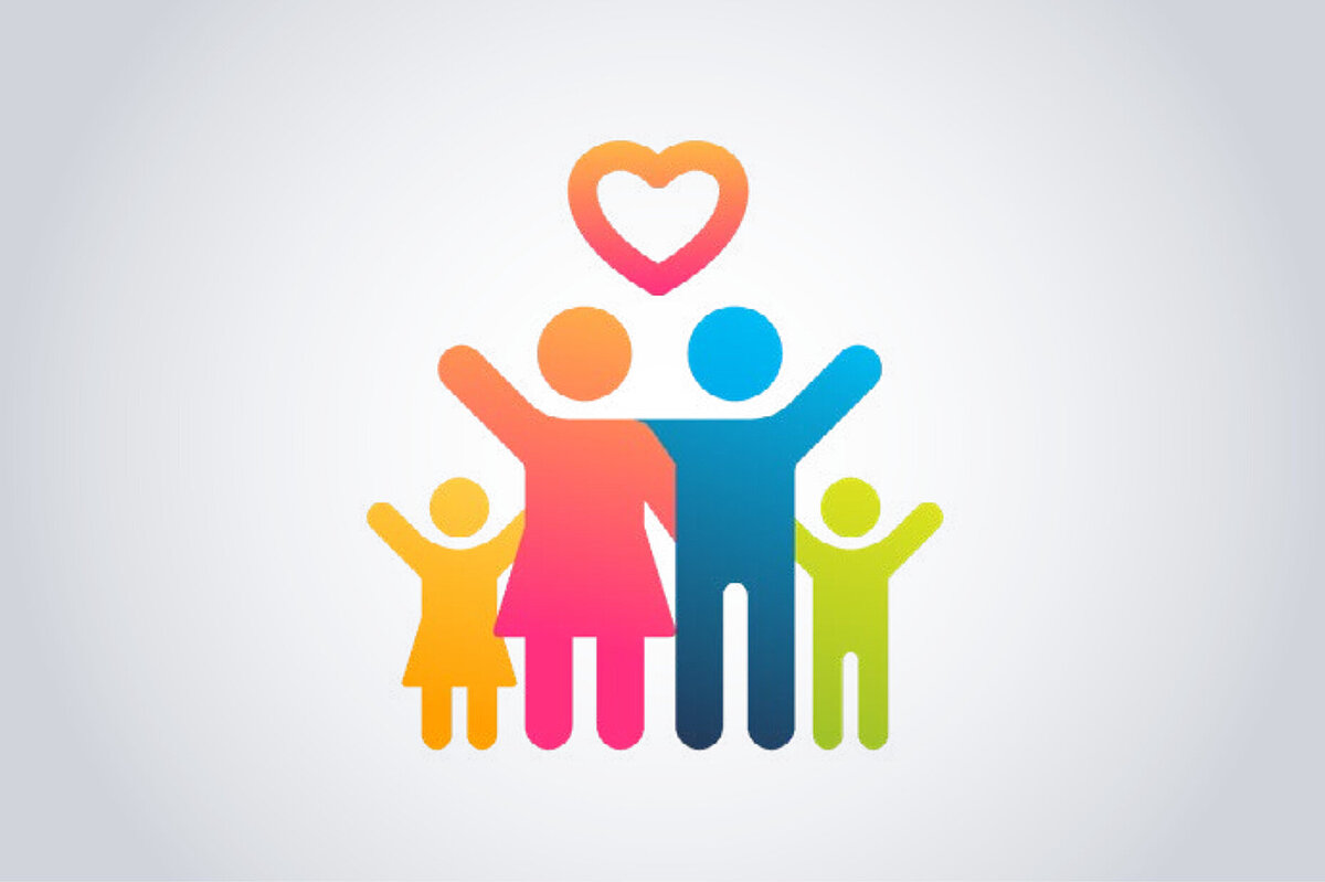 Unsere Angebote im Überblick Vier stilisierte Personen unterschiedlicher Größe stehen nebeneinander mit erhobenen Armen, darüber ein Herzsymbol als Zeichen für Gemeinschaft, Fürsorge und familienunterstützende Angebote.
