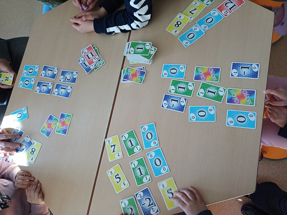 Uno-Spiel spielen im Hort Hermsdorf
