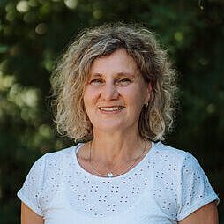 Susann Wolf Leitung Montessori kIndergarten Tümplingstrasse Leitung Montessori Kindergarten Tümplingstrasse Susann Wolf vor grünem Hintergrund