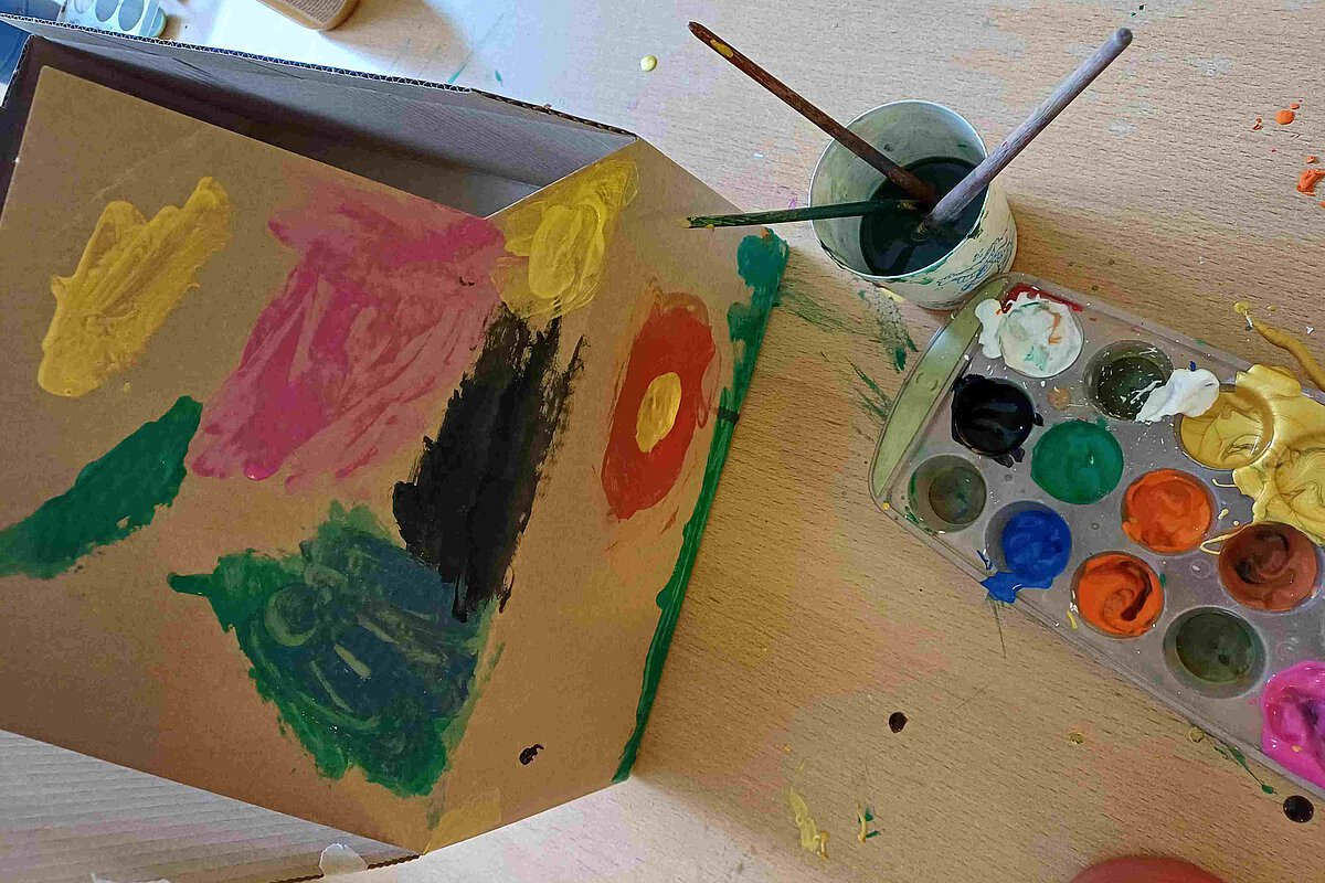Angemalter Karton Kindertag
