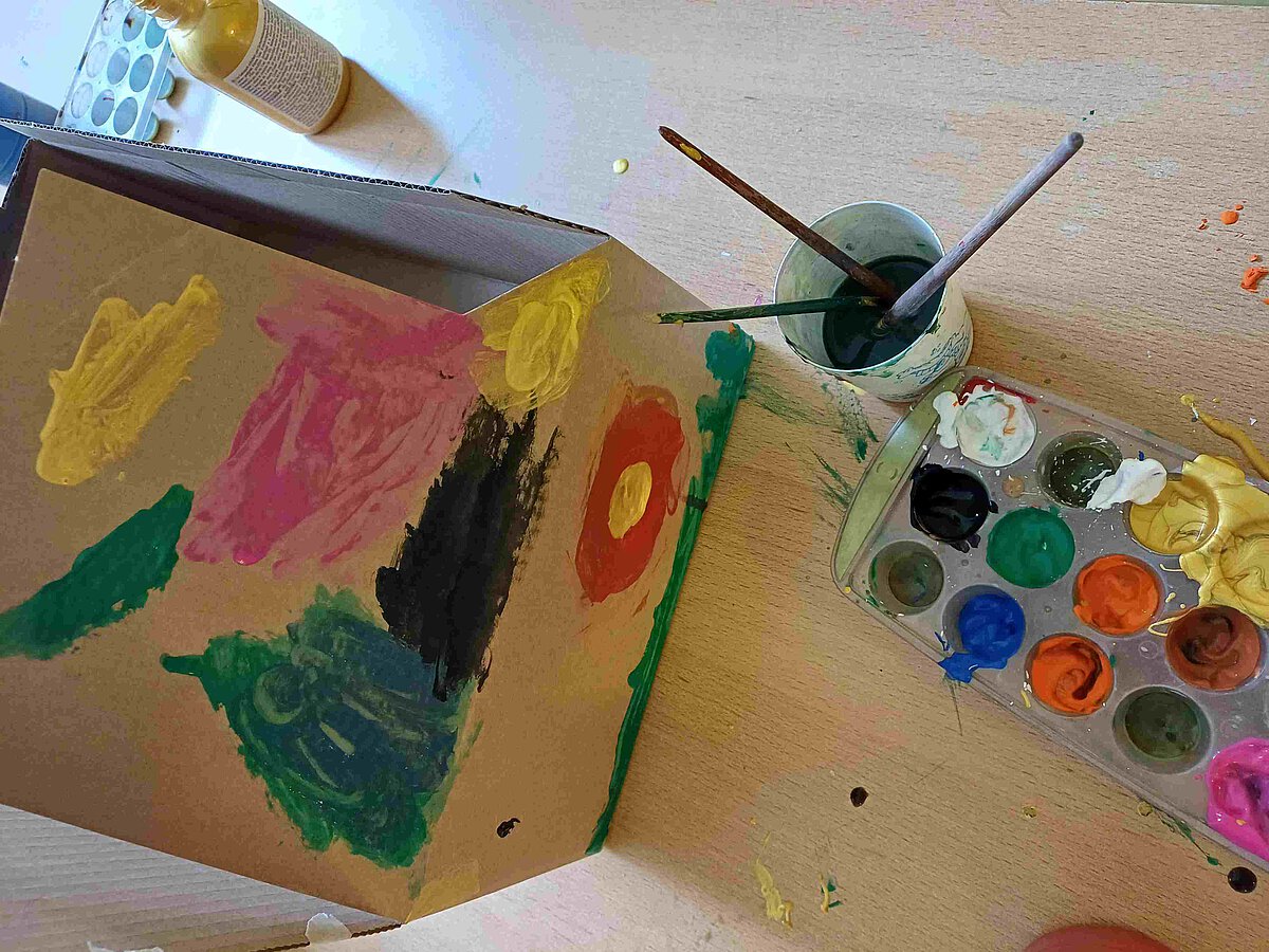 Angemalter Karton Kindertag