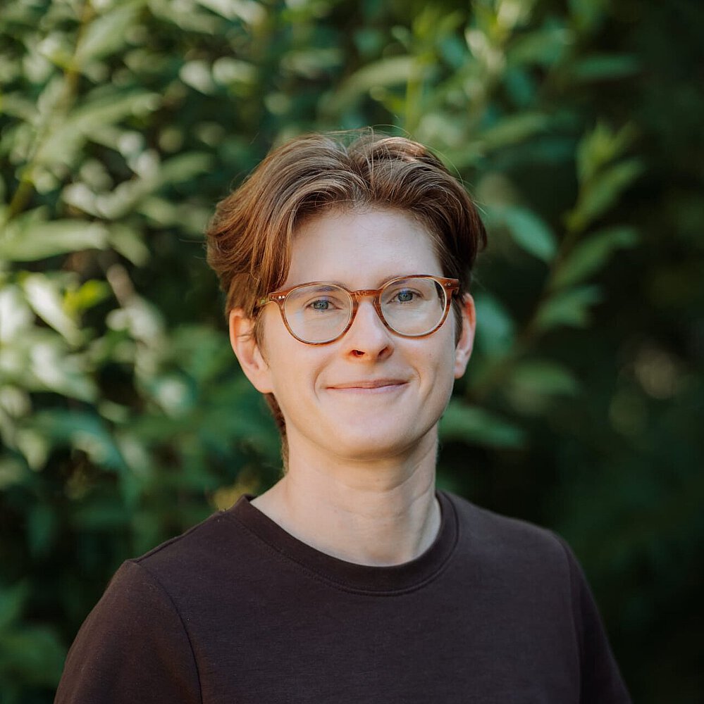 Suse Montessori Kindergarten Tümplingstrasse Frau Haare braun kurz Brille Suse Montessori Kindergarten Tümplingstrasse Frau Haare braun kurz Brille