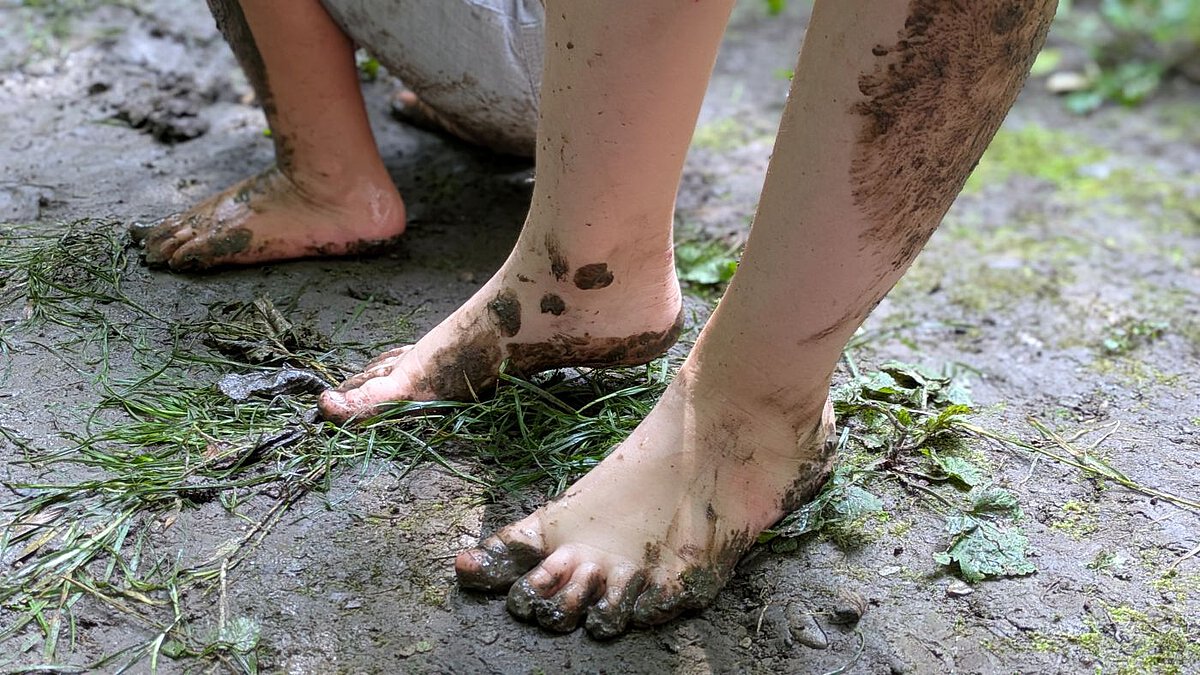 Waldtag - Wasser- Matsch - Sensorik - Schlammfüße Wer möchte darf auch Barfuß durch den Schlamm gehen