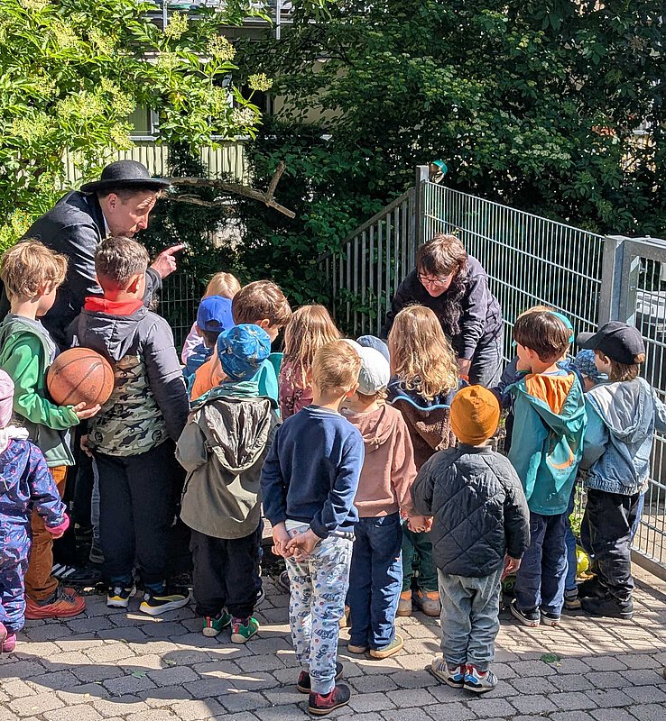 Pfarrer Kneipp erzählt den Kindern etwas