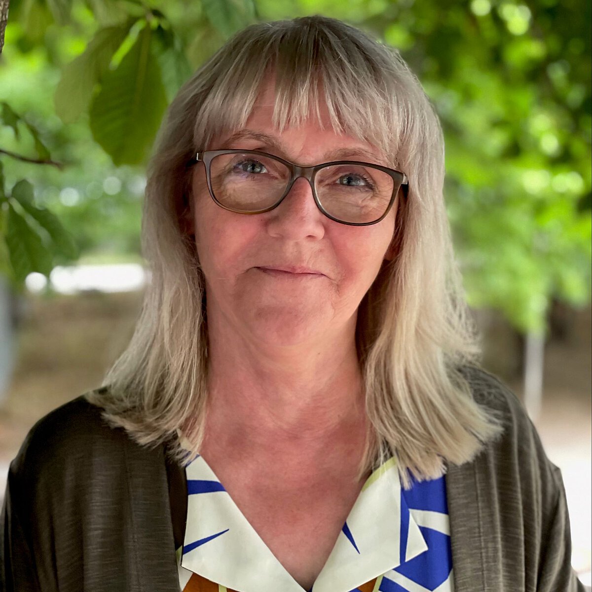 Einrichtungsleitung des Kneipp-Kindergartens Kinderwelt in Erfurt Kerstin Herrmann Portrait der Einrichtungsleitung des Kneipp-Kindergartens Kinderwelt in Erfurt Kerstin Herrmann vor grünem natürlichen Hintergrund