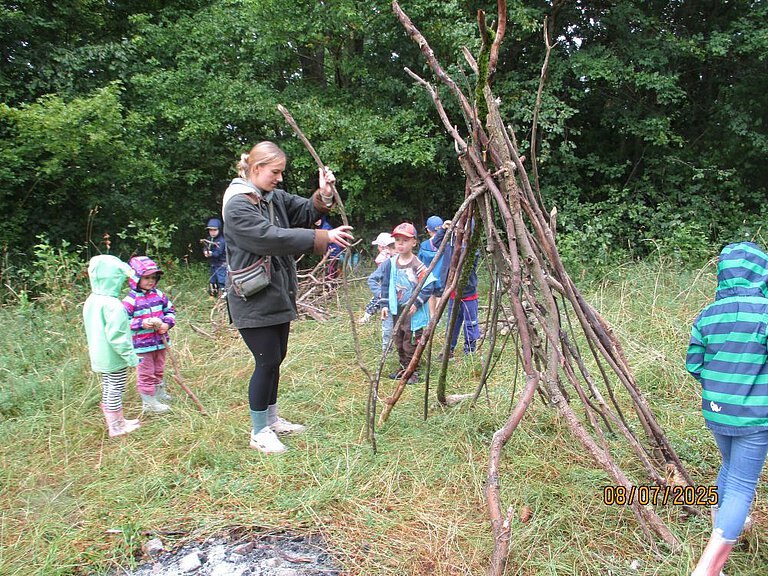 Waldtag - Holz - Tipi - Gemeinschaft - Kindergarten Windischholzhausen Gemeinsam mit einer Erzieherin bauen die Kinder ein Tipi