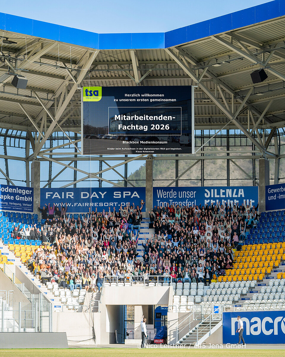 Mitarbeiter der TSA stehen unter Anzeigetafel der adhoc-Arena in Jena