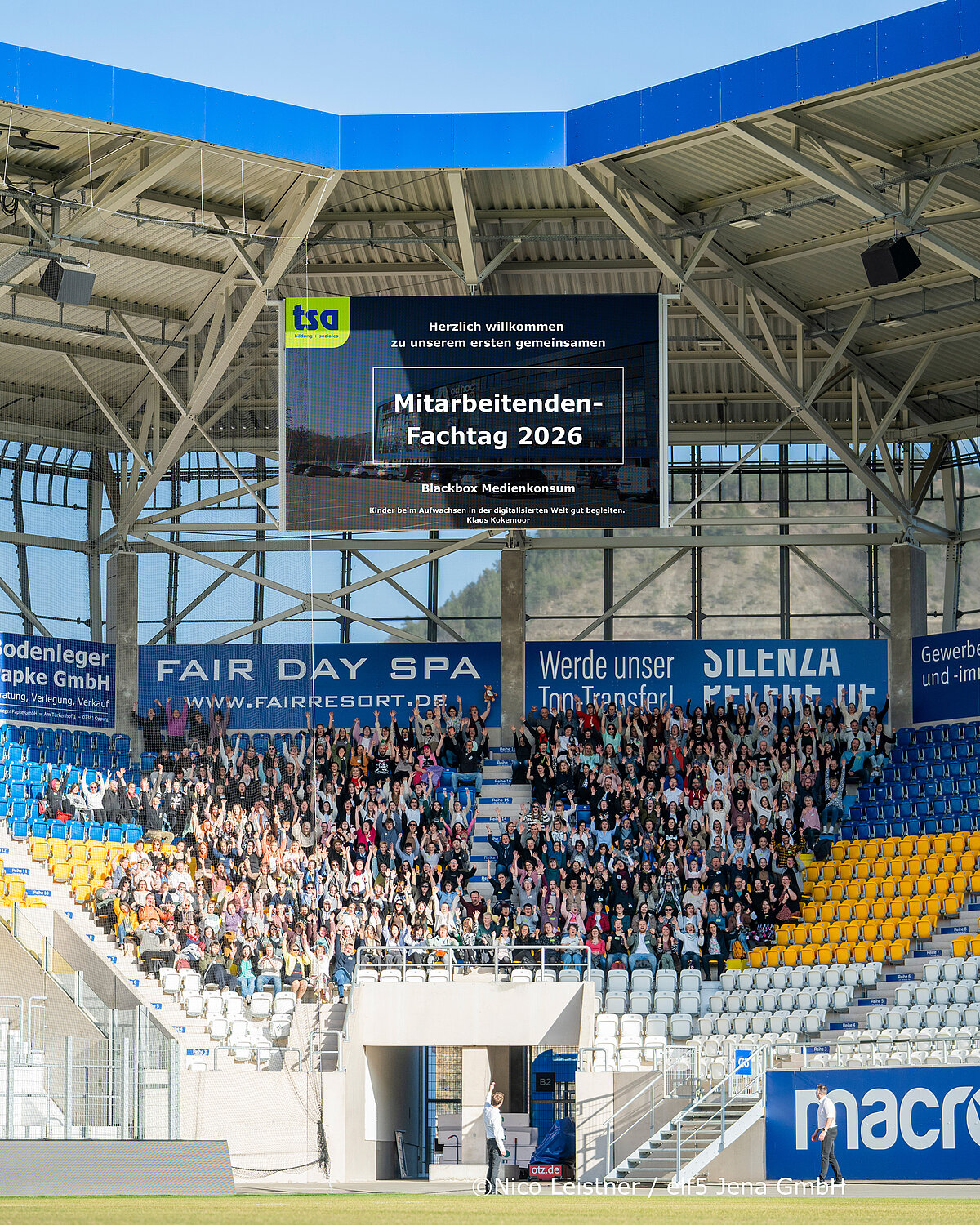 Mitarbeiter der TSA stehen unter Anzeigetafel der adhoc-Arena in Jena