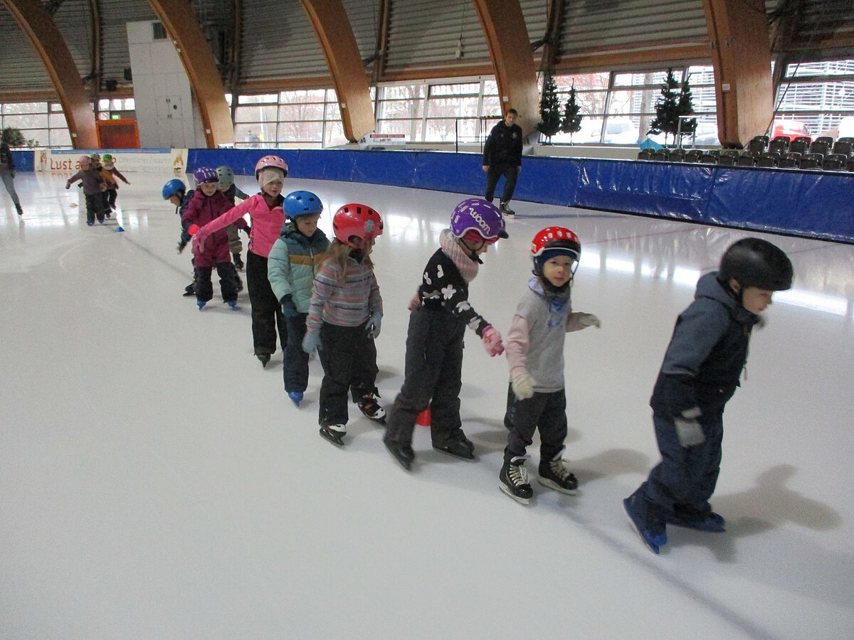 Eislaufkurs - Bewegeung - Spaß - Kindergarten Windischholzhausen Die Kinder lernen in der Eishalle das Schlittschuhlaufen