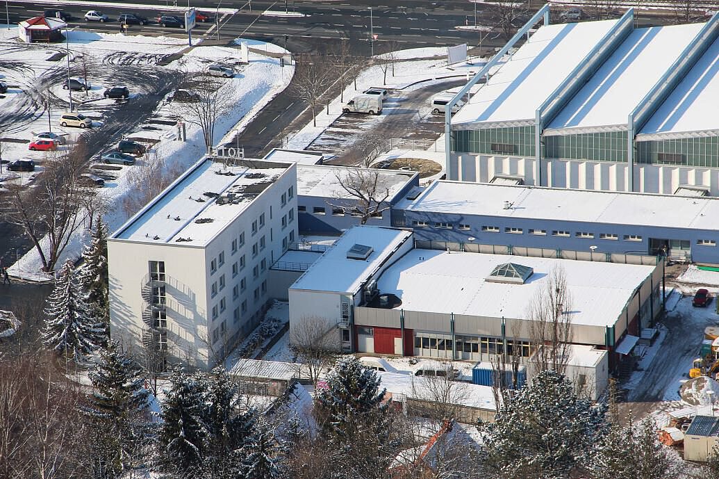Akademiehotel Jena – Luftaufnahme Winter 2013 Luftaufnahme des Akademiehotels Jena im Winter mit verschneiten Dächern, umliegenden Gebäuden und Parkplätzen