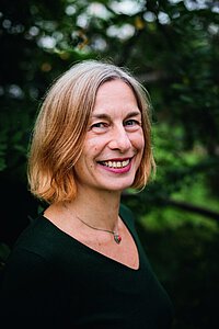 Einrichtungsleitung der Freien berufsbildenden Schule Dresden Jana Lattek Portrait der Einrichtungsleitung der Freien berufsbildenden Schule Dresden Jana Lattek vor grünem natürlichen Hintergrund