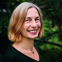 Einrichtungsleitung der Freien berufsbildenden Schule Dresden Jana Lattek Portrait der Schulleitung Jana Lattek der Freien berufsbildenden Schule Dresden Jana Lattek vor grünem natürlichen Hintergrund