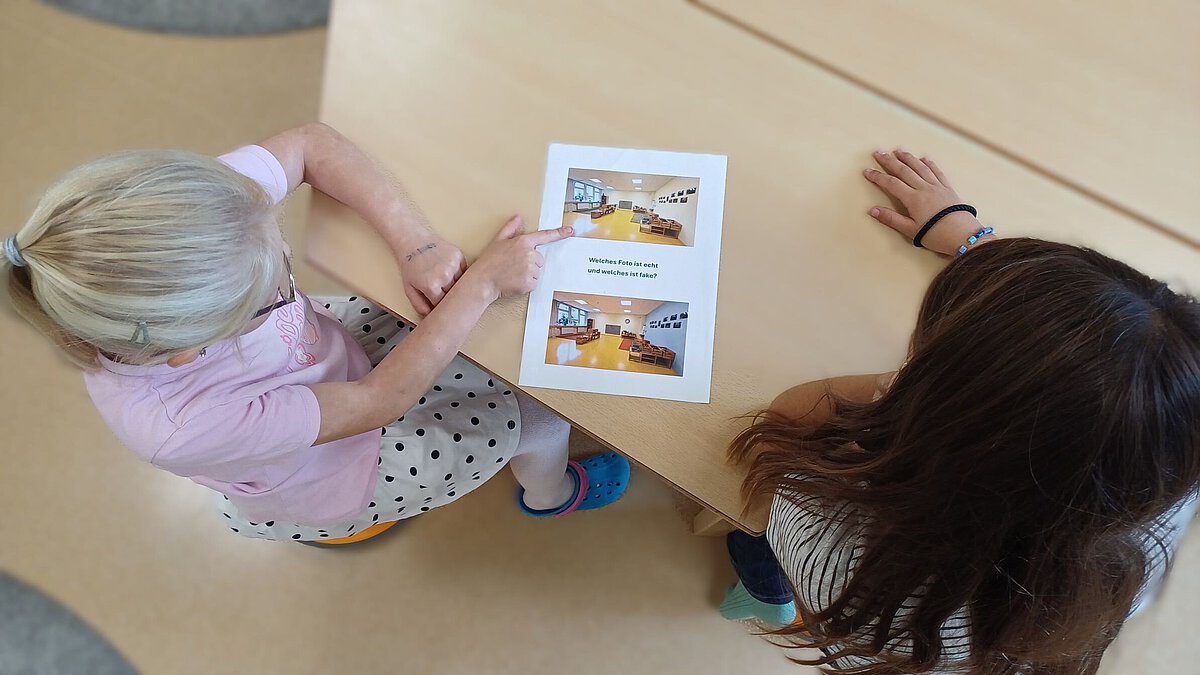 Kinder betrachten im Hort Hermsdorfein Arbeitsblatt und vergleichen echte mit KI-generierten Fotos, um den Umgang mit Künstlicher Intelligenz zu lernen.