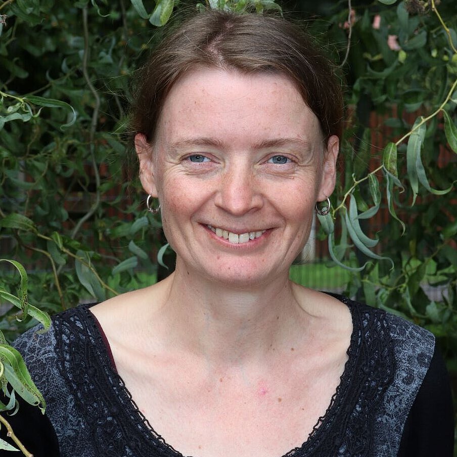 Einrichtungsleitung des Kindergartens Vieselbach Angela Kleemann Portrait Einrichtungsleitung des Kindergartens Vieselbach Angela Kleemann vor grünem, natürlichen Hintergrund