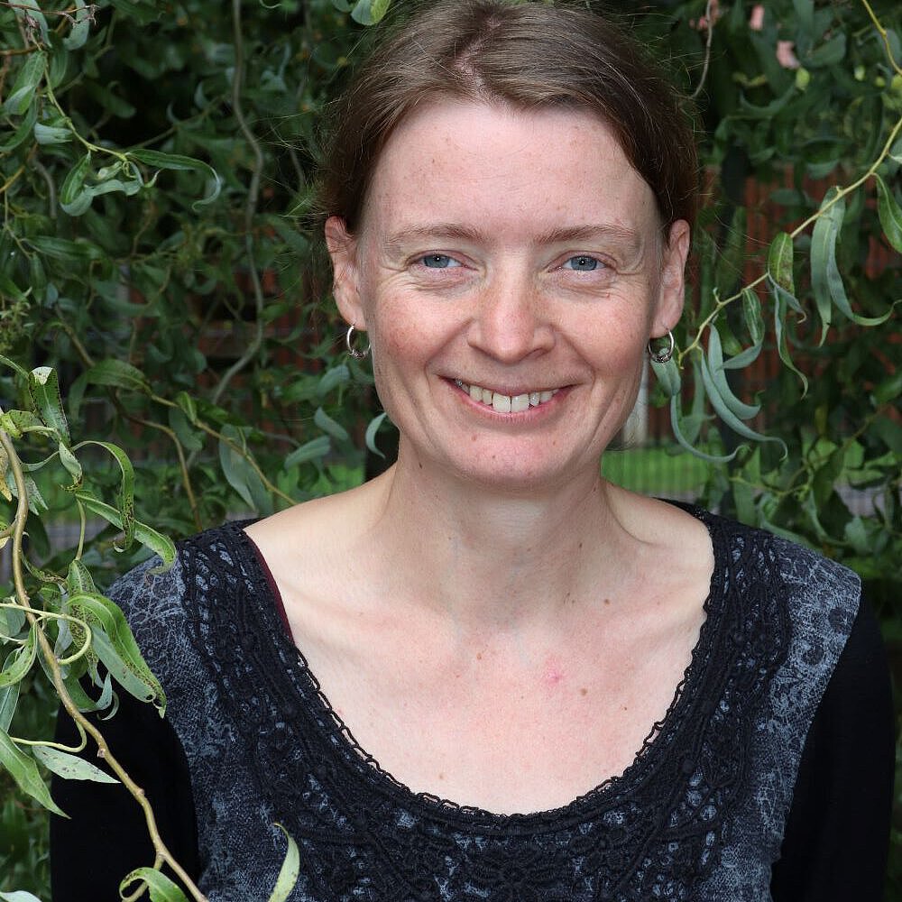 Einrichtungsleitung des Kindergartens Vieselbach Angela Kleemann Portrait Einrichtungsleitung des Kindergartens Vieselbach Angela Kleemann vor grünem, natürlichen Hintergrund