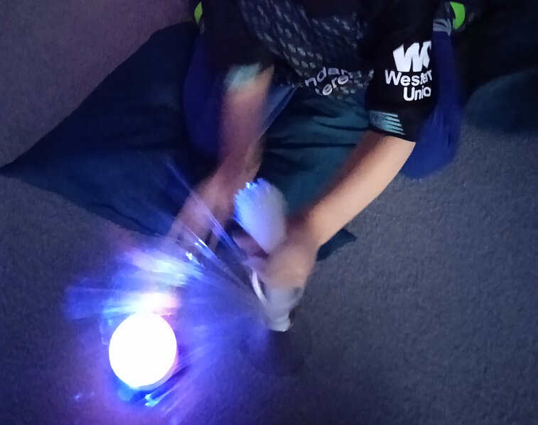 Kind experimentiert mit Licht und Dunkelheit