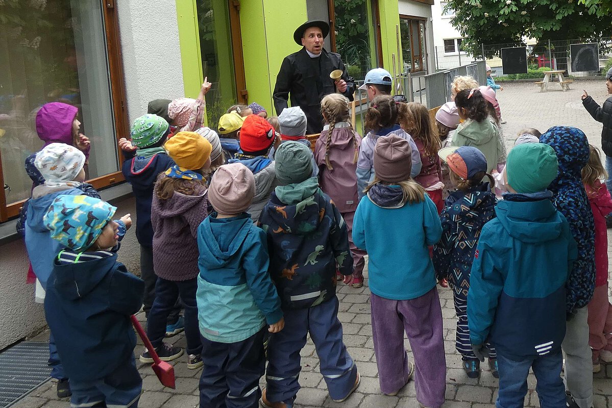 Pfaffer Kneipp erzählt den Kindern etwas