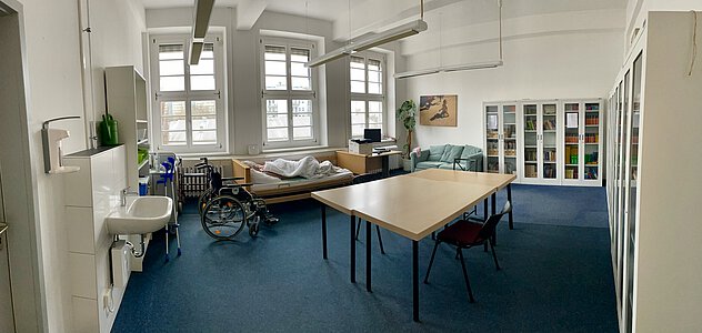 Einblick in das Pflegekabinett für Sozialassistenten und Bibliothek