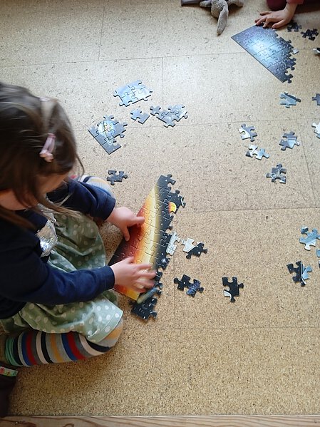 Kind puzzelt das Weltall
