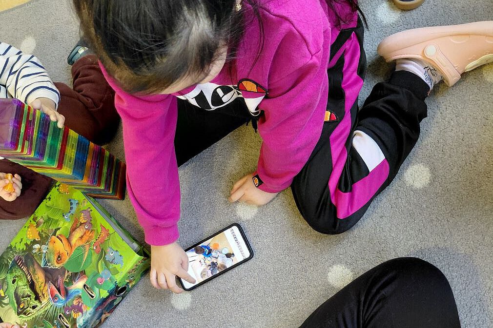 Kinder beim gemeinsamen Spielen und Entdecken digitaler Medien für die Portfolioarbeit in der Kita Schilfweg