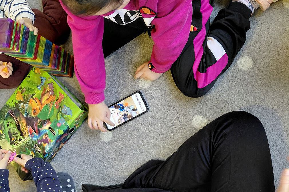 Kinder beim gemeinsamen Spielen und Entdecken digitaler Medien für die Portfolioarbeit in der Kita Schilfweg
