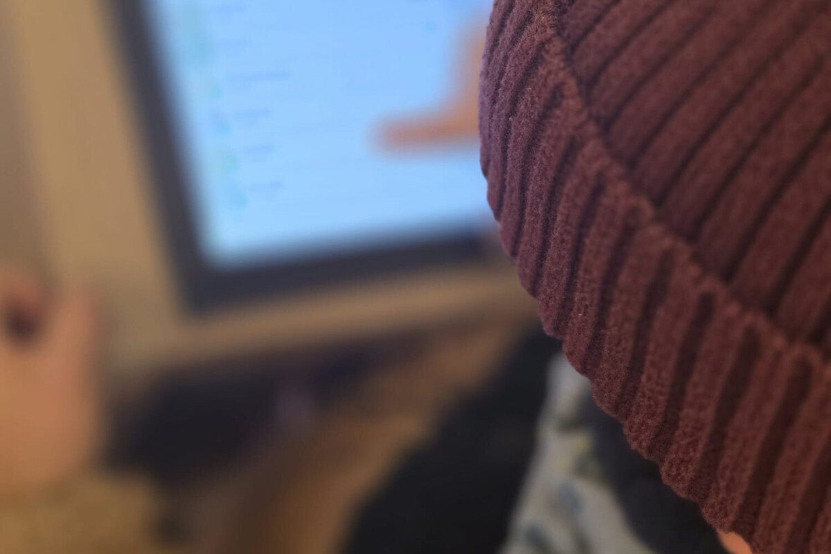 Kind im Kindergarten Burgweg beteiligt sich am Anmeldeprozess in der Kita-App am Tablet