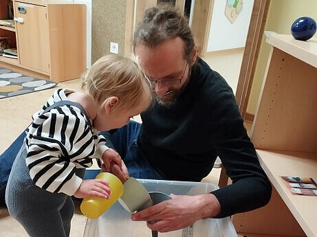 Eingewöhnung im Kindergarten Am Wald-Klinikum: Spielerisches Lernen mit Alltagsmaterialien. Kinder erkunden in sicherer Umgebung verschiedene Materialien und entwickeln dabei motorische Fähigkeiten.