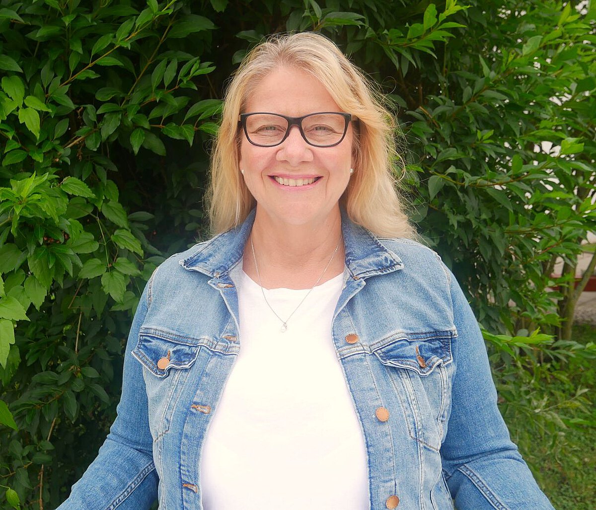 Einrichtungsleitung des Kindergartens Vollbrachtfinken in Erfurt Sabine Panse Portrait der Einrichtungsleitung des Kindergartens Vollbrachtfinken in Erfurt Sabine Panse vor grünem natürlichen Hintergrund