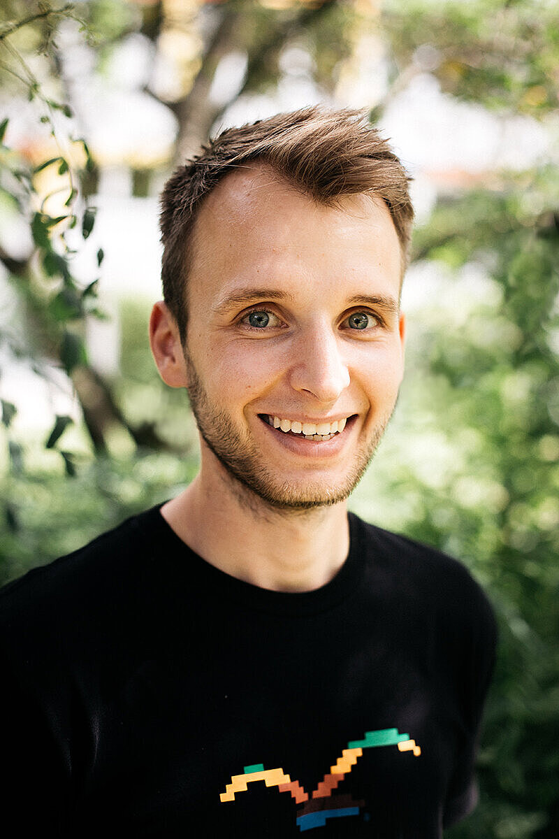 Portrait der stellvertretenden Schulleitung Fabian Pinder der Freien berufsbildenden Schule Dresden Fabian Pinder vor grünem natürlichen Hintergrund