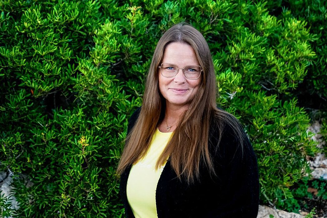 Antje Richter Kindertagesstätte Schilfweg Portrait von Antje Richter vor grünem natürlichen Hintergrund im Freien