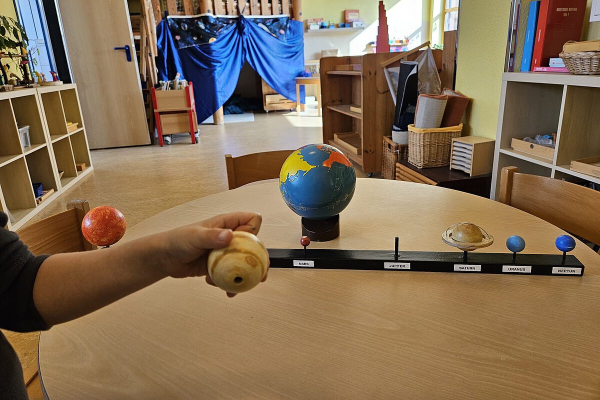 Kinder entdecken die Planeten