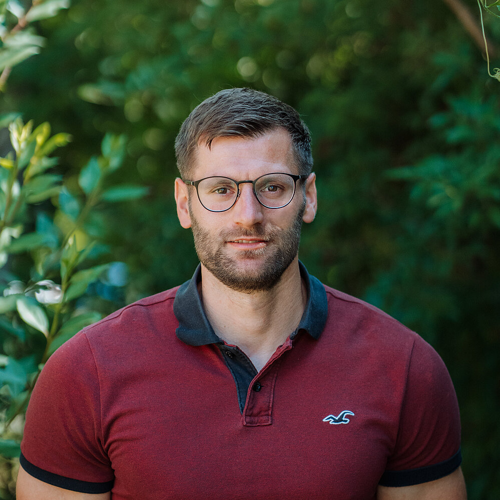 Tobias weinrotes Shirt Montessori Kindergarten Tümplingstrass Brille Tobias montessori Kindergarten Tümplingstrasse Mann Brille weinrotes Shirt