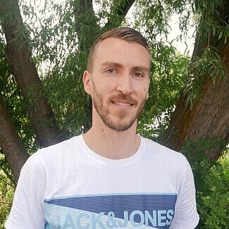 Einrichtungsleiter Kindergarten Burgweg im Ziegenhainer Tal in Jena Benjamin Gubsch vor grünem Hintergrund Einrichtungsleiter des Einrichtungsleitung des Kindergartens Burgweg Benjamin Gubsch steht vor grünem Hintergrund