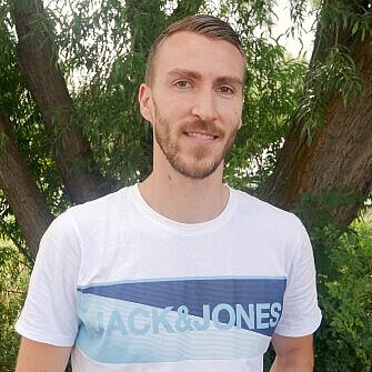 Einrichtungsleiter Kindergarten Burgweg im Ziegenhainer Tal in Jena Benjamin Gubsch vor grünem Hintergrund Einrichtungsleiter des Einrichtungsleitung des Kindergartens Burgweg Benjamin Gubsch steht vor grünem Hintergrund