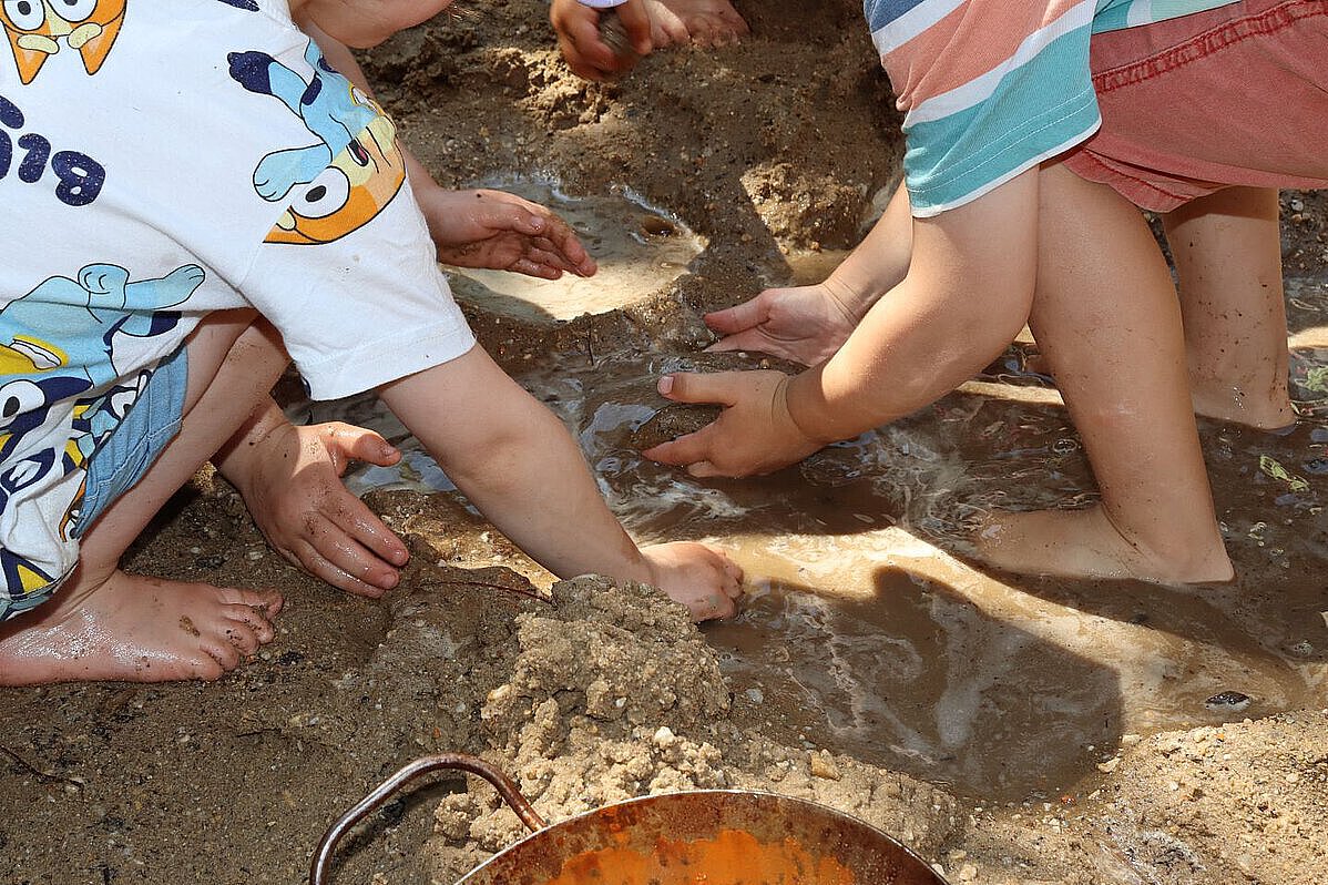 Kinder haben Spaß beim Spielen mit Matsch