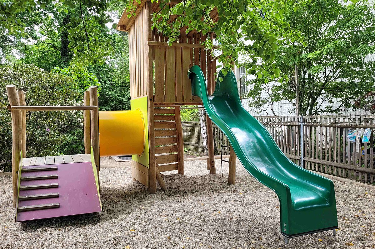 Kletterturm mit Rutsche