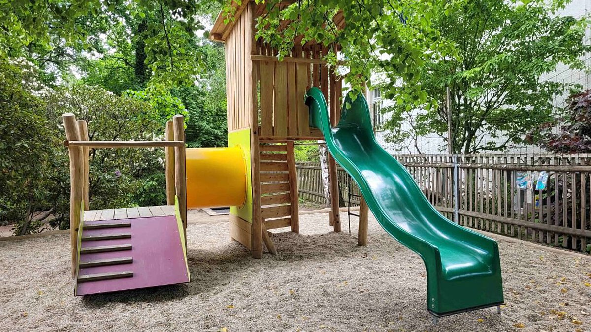 Kletterturm mit Rutsche