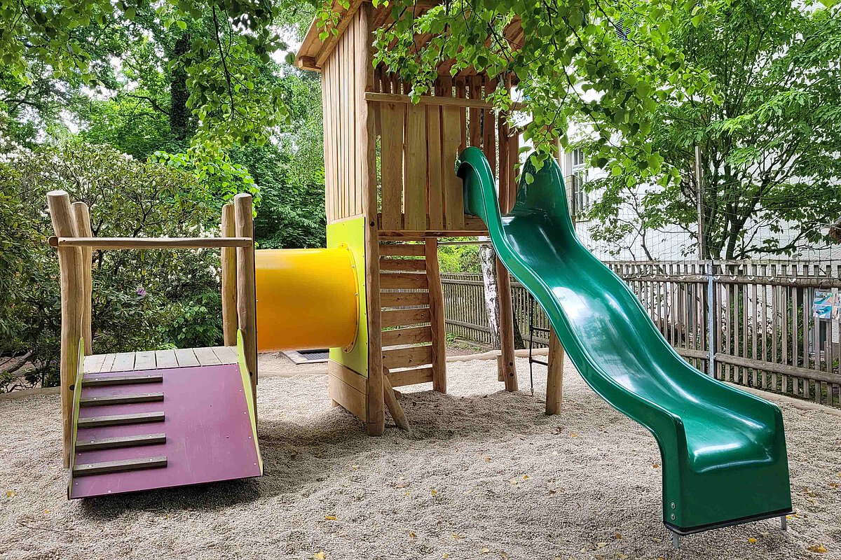 Kletterturm mit Rutsche
