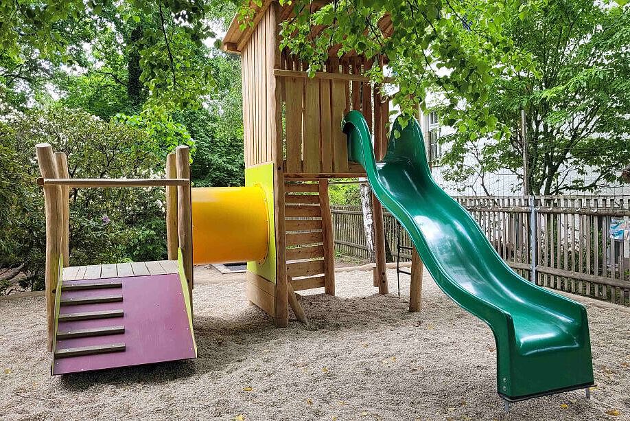 Kletterturm mit Rutsche