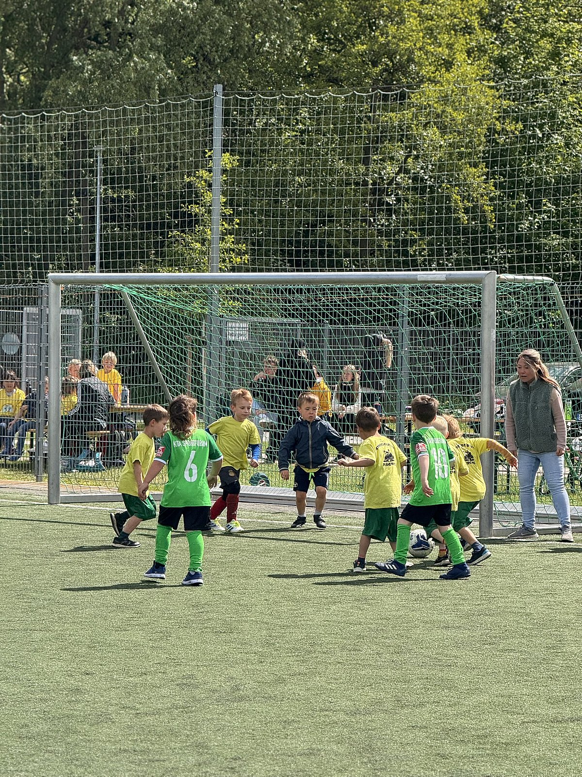 Kinder spielen gegeneinander Fußball
