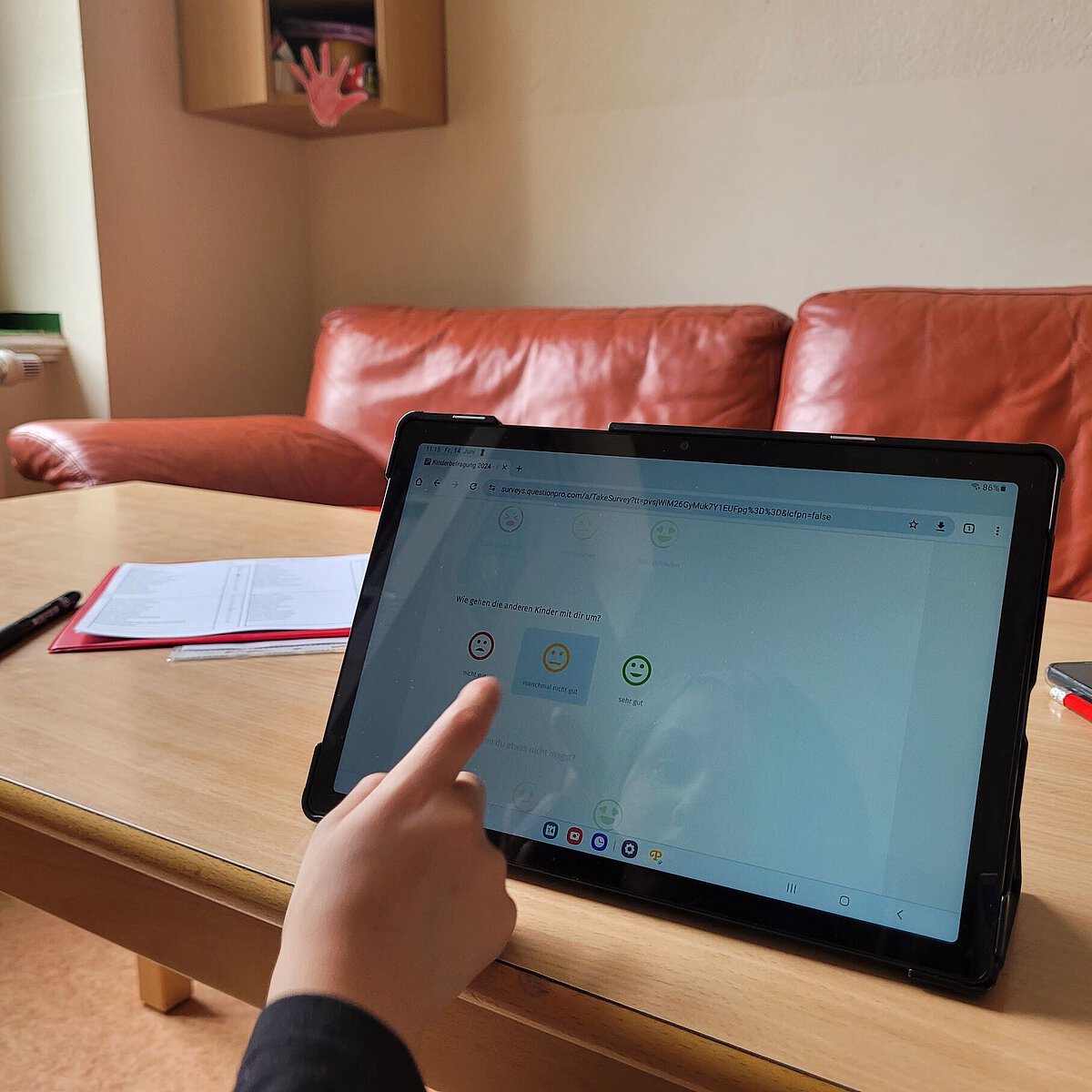 Kind in der Kita Lowi nimmt über Tablet an Meinungsumfrage teil